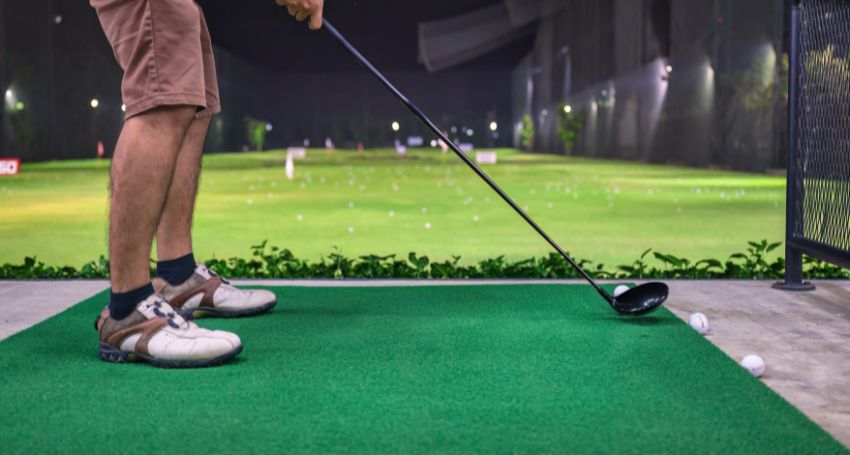 how does a golf simulator work